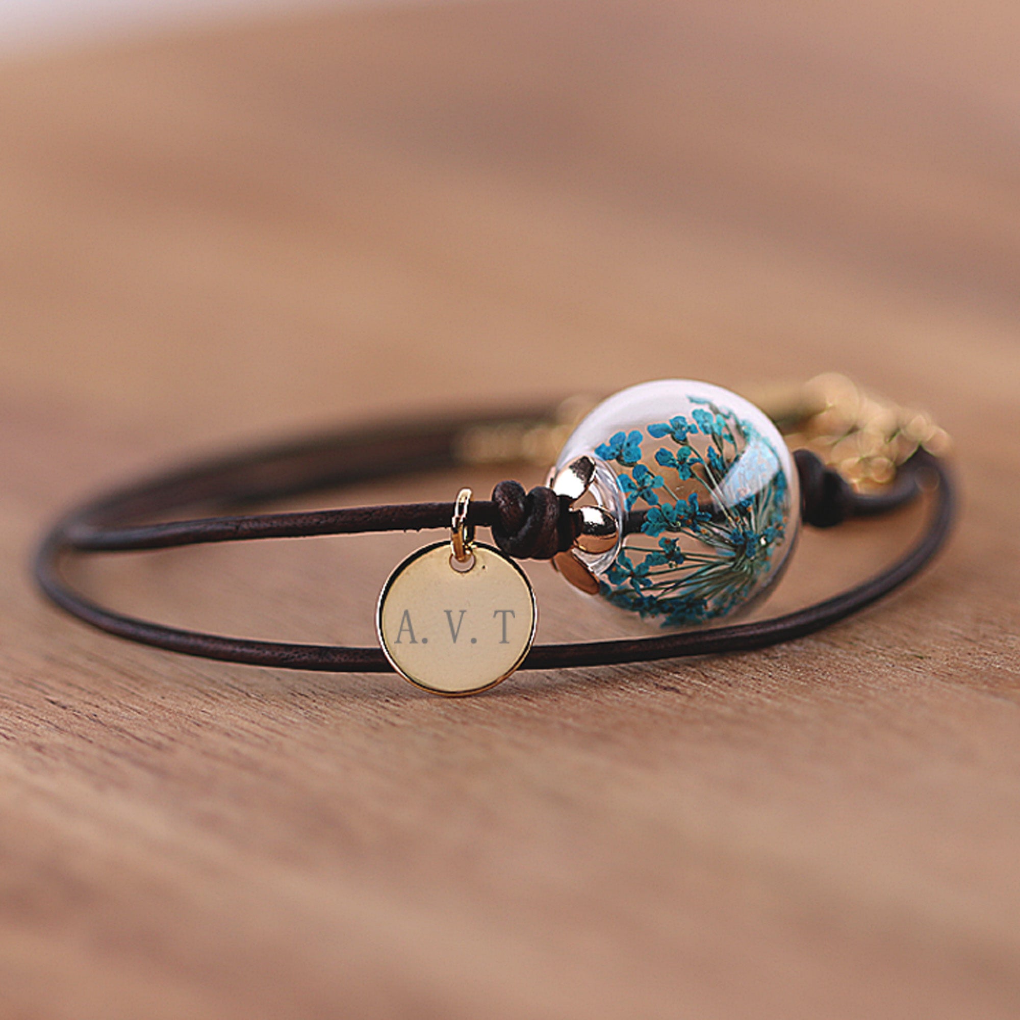 Personalisiertes Leder Armband mit echter Dillblüten - VIVIANNASCHMUCK