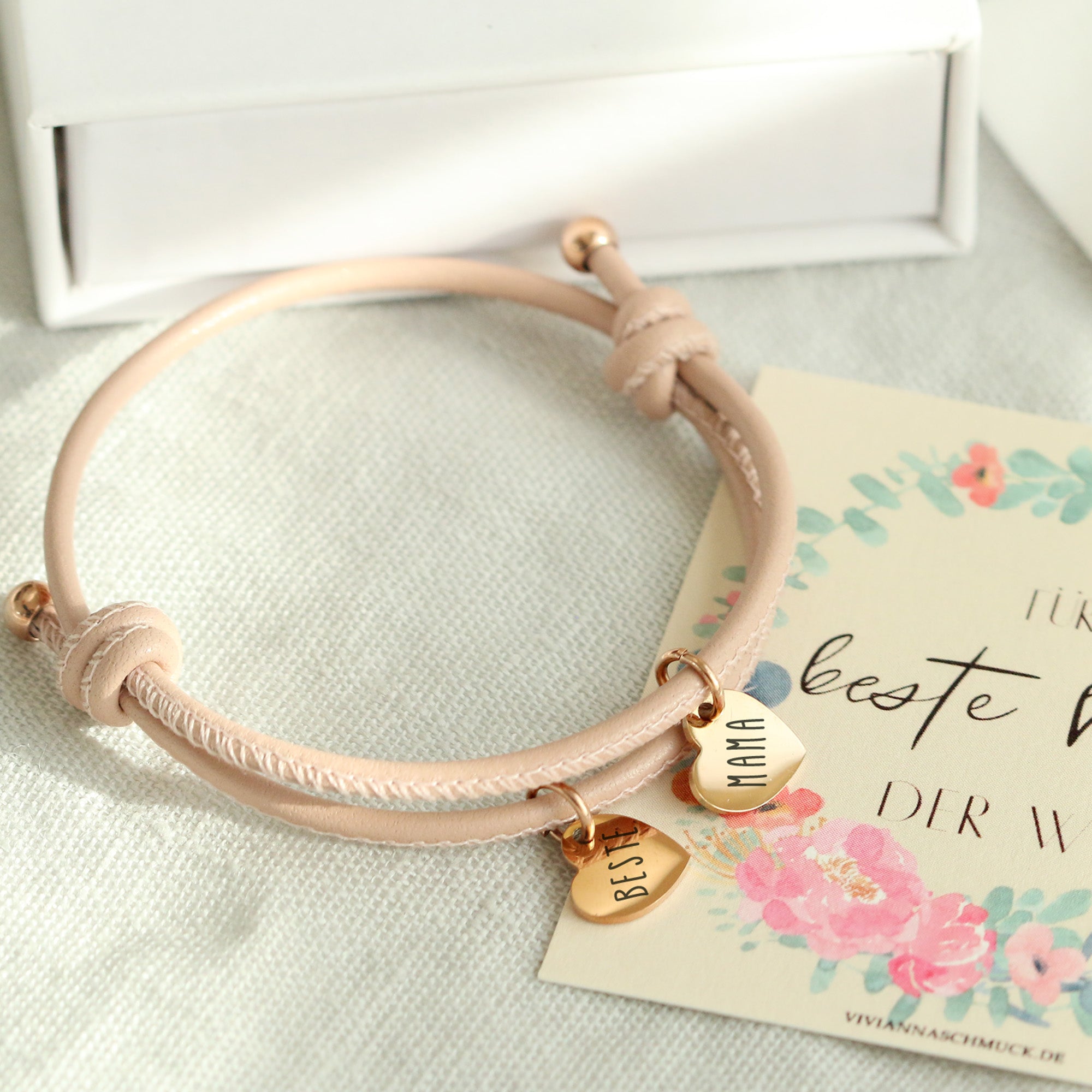 Geschenkset für Mama - Personalisiertes Lederarmband mit Herzchen - VIVIANNASCHMUCK