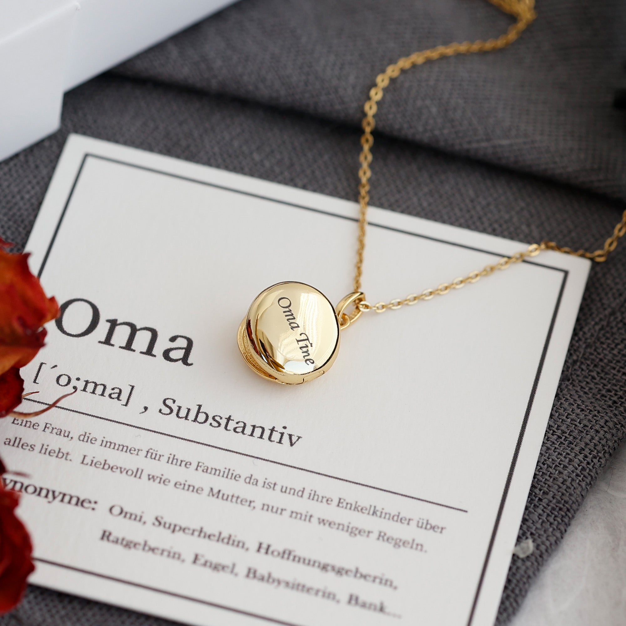 Geschenk für Oma mit Karte - Personalisiertes mini Medaillon - VIVIANNASCHMUCK