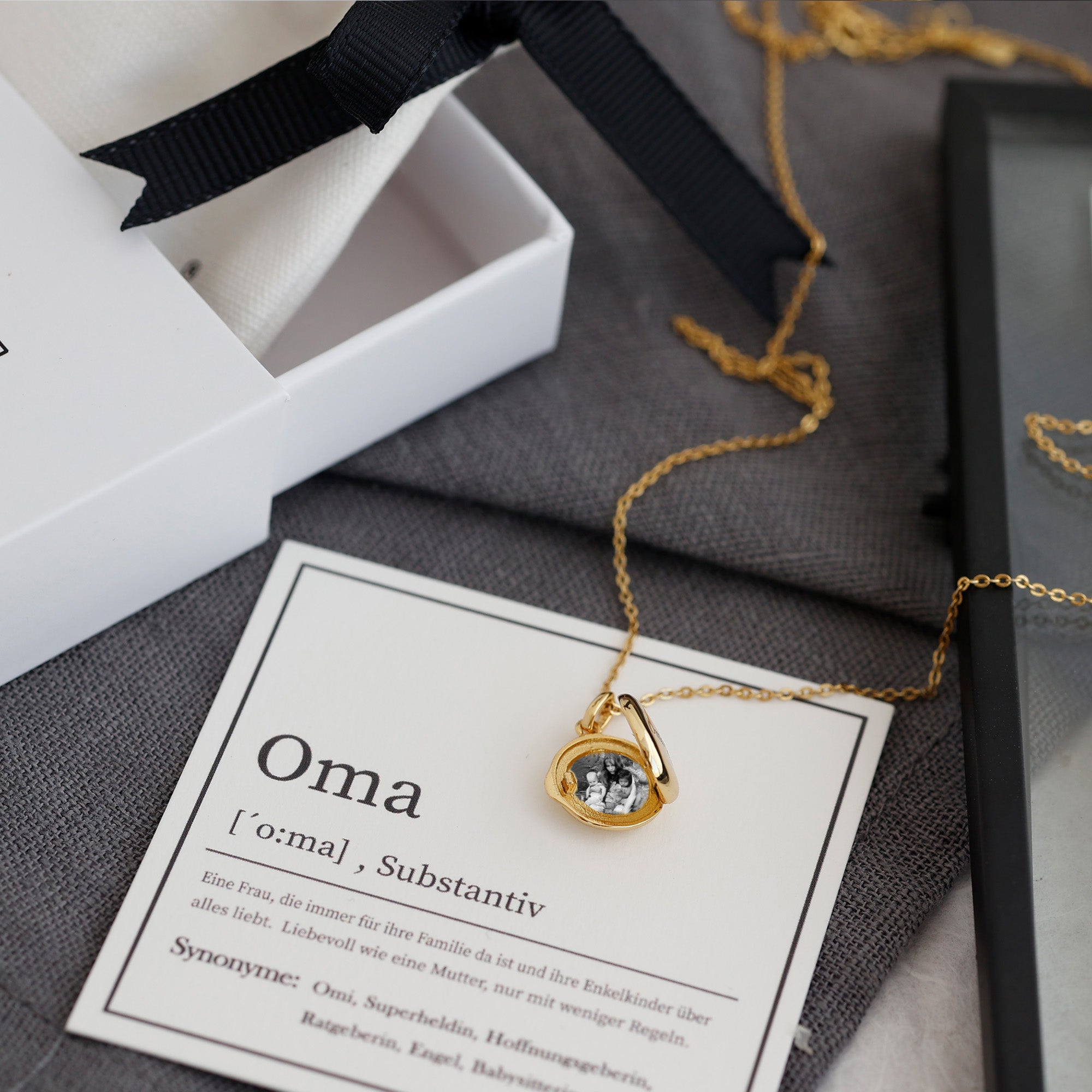 Geschenk für Oma mit Karte - Personalisiertes mini Medaillon - VIVIANNASCHMUCK