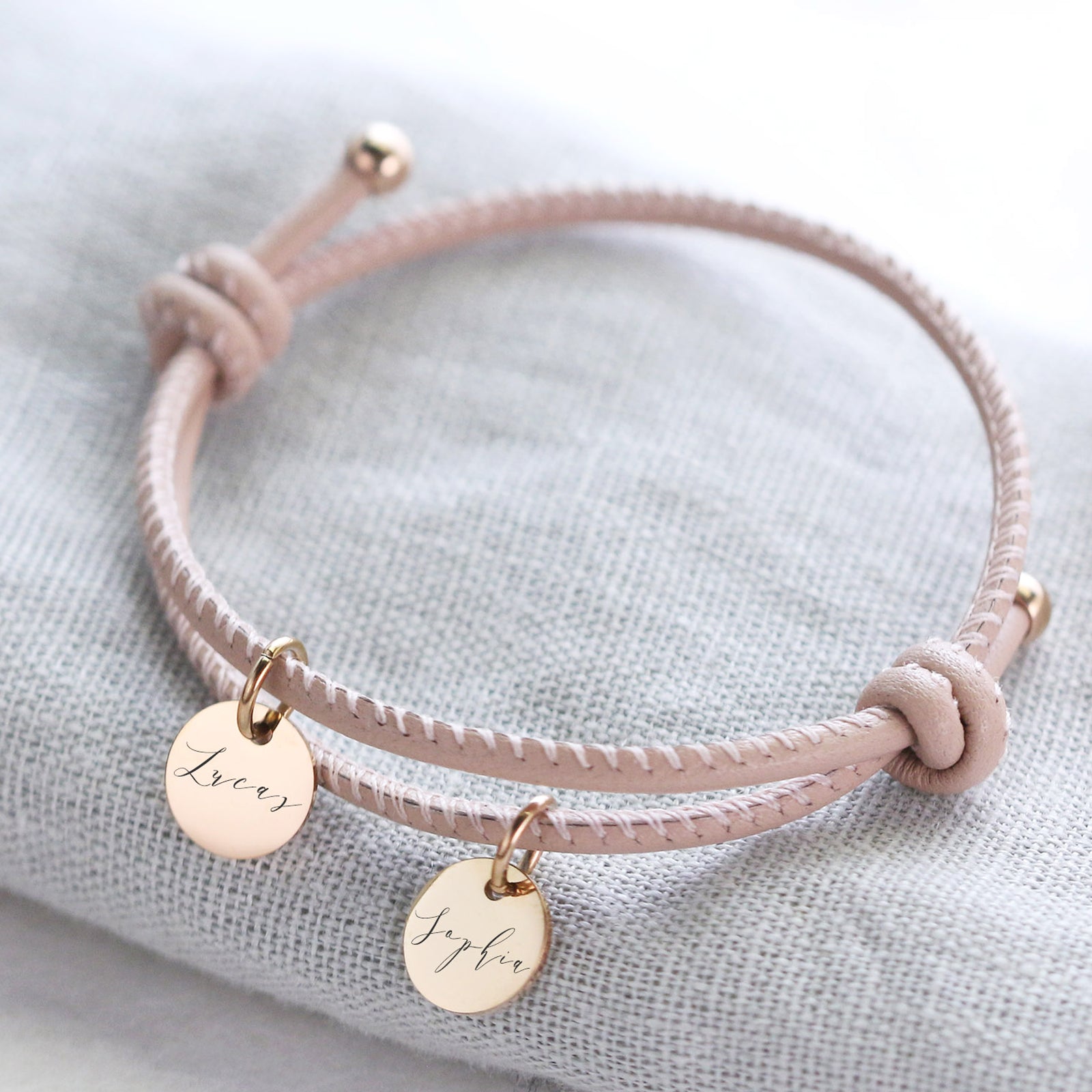 Personalisiertes Lederarmband mit Plättchen