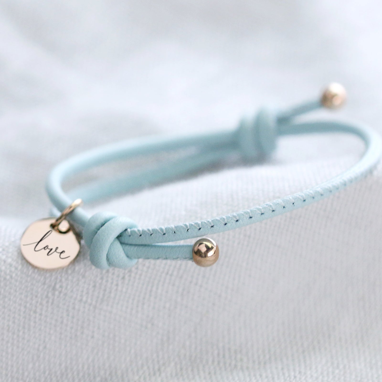 Personalisiertes Lederarmband mit Plättchen