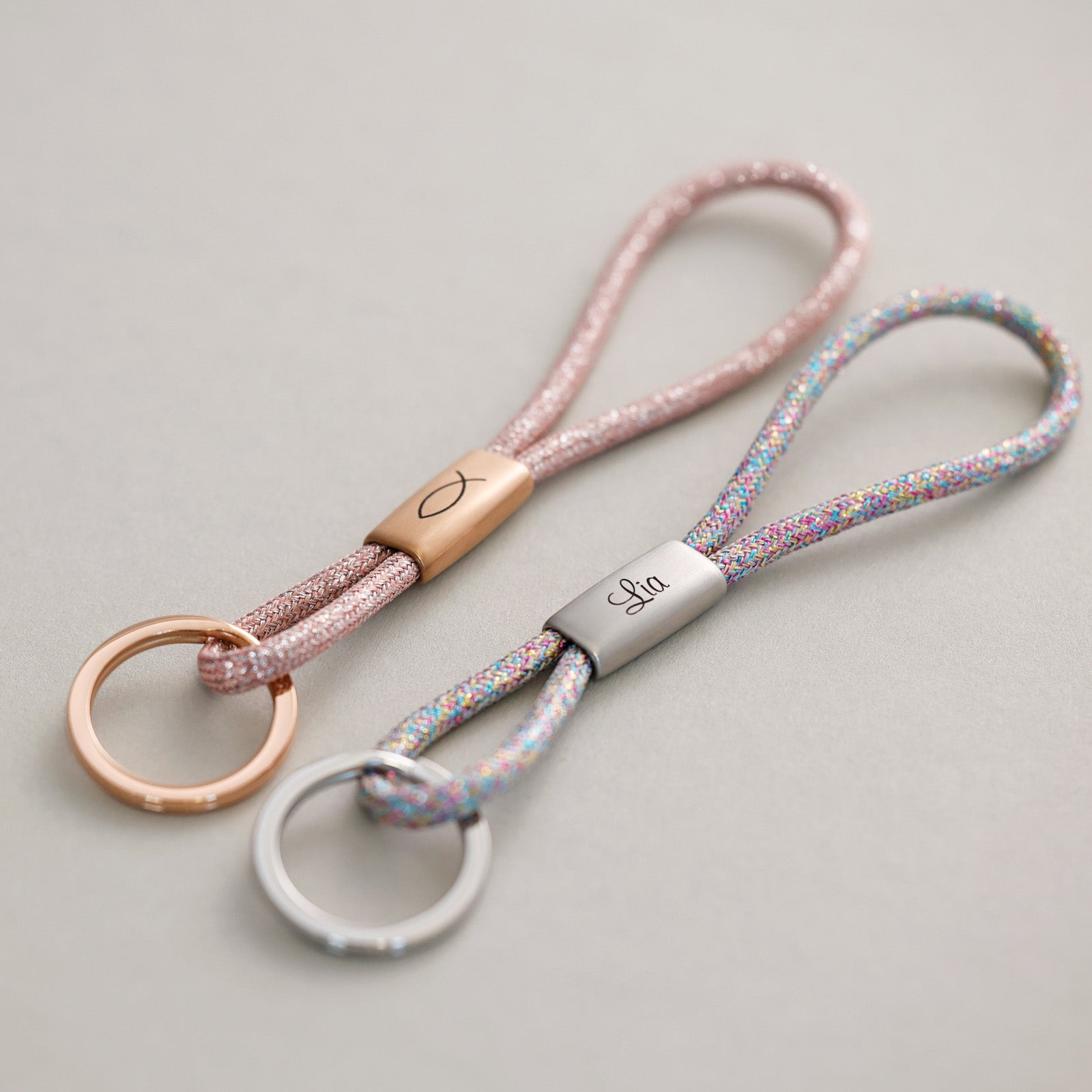 Glitzer Schlüsselband mit Gravur - Personalisiertes Edelstahl Schlüsselband für Mädchen -Schlüsselband mit Namen - Schulkindgeschenk - SL004 - VIVIANNASCHMUCK