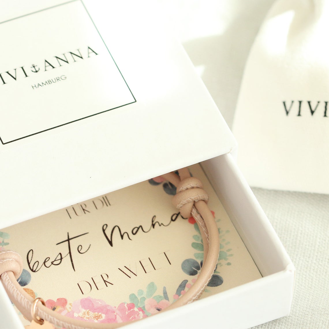 Geschenkset für Mama - Personalisiertes Lederarmband mit Herzchen - VIVIANNASCHMUCK