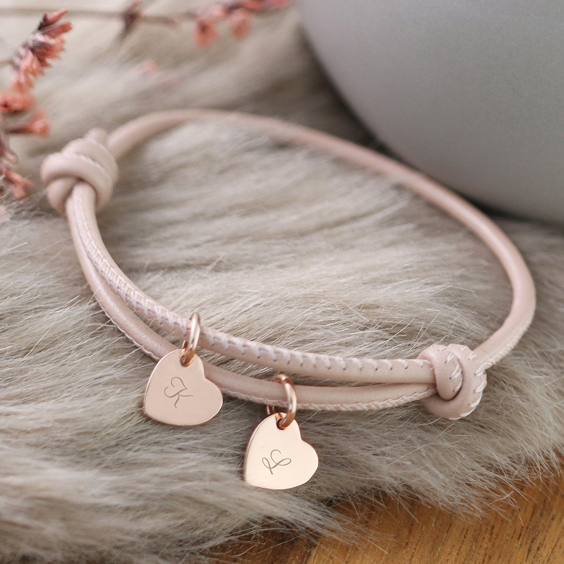 Geschenkset für Mama - Personalisiertes Lederarmband mit Herzchen - VIVIANNASCHMUCK